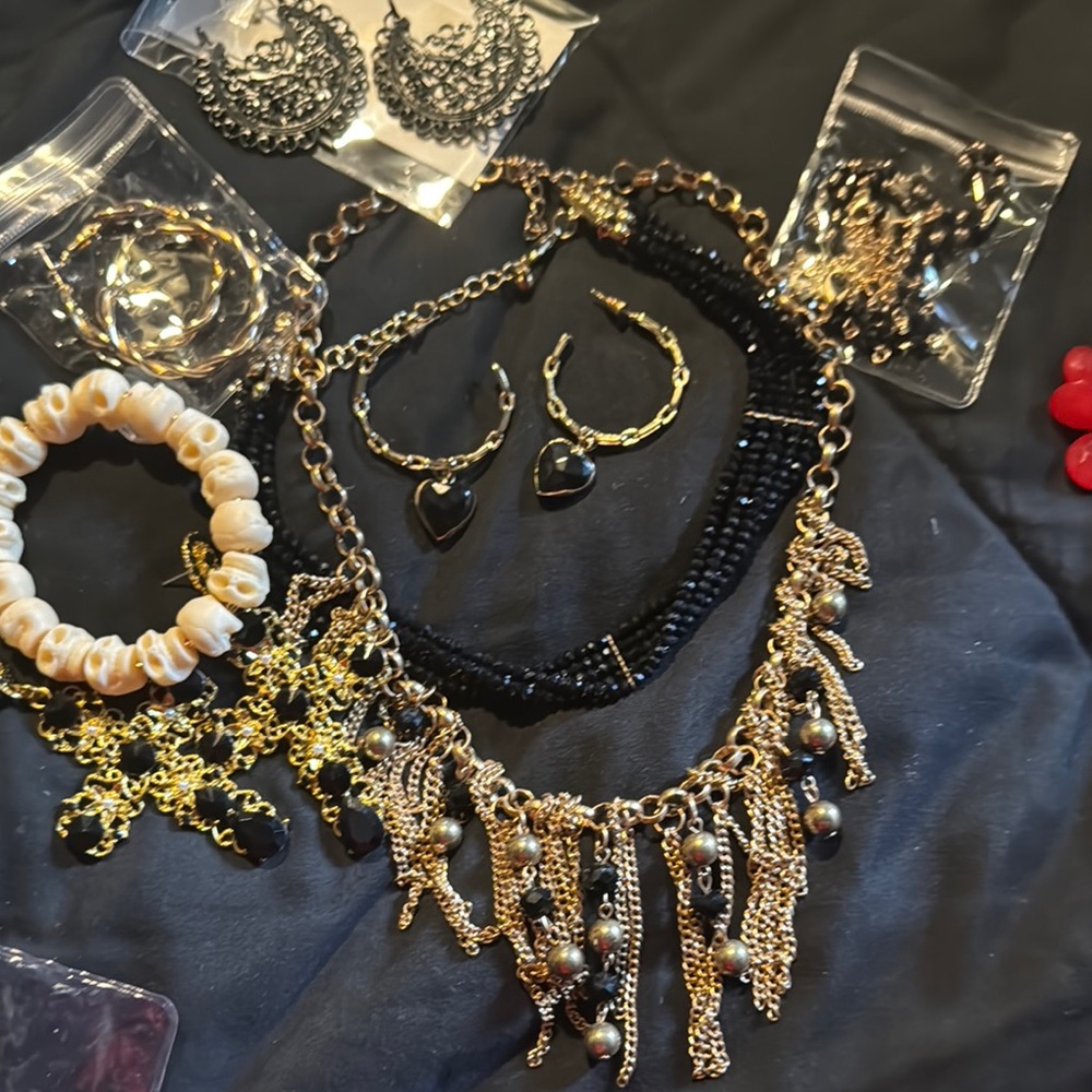 Elegant Gold and Black Necklace Set